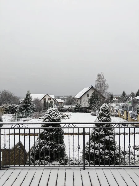 寒冷冬季郊区住宅区白雪覆盖的露台 — 图库照片