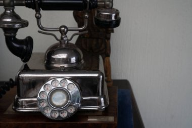 Masanın üstünde antika bir telefon. Retro görünümlü sabit hat telefonu