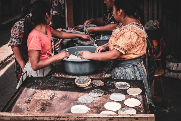 stock image Guatemalan, mayan women making tortillas in traditional way on market in Chichicastenango, Guatemala