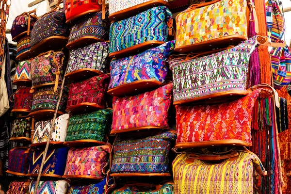 Uitzicht Kleurrijke Inheemse Maya Tassen Met Verschillende Patronen Markt Chichicastenango — Stockfoto