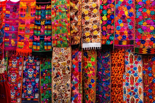 Chichicastenango, Guatemala 'da farklı modellere sahip renkli Maya kumaşı manzarası