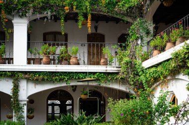 Chichicastenango, Guatemala 'daki bir binanın Çiçek Dekorasyonu