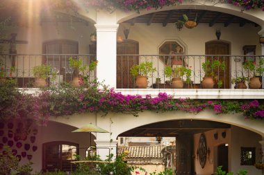 Chichicastenango, Guatemala 'daki bir binanın Çiçek Dekorasyonu