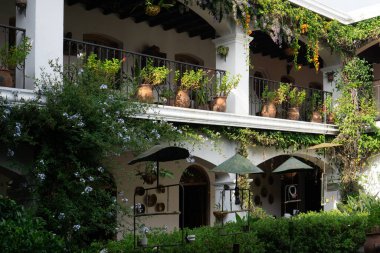 Chichicastenango, Guatemala 'daki bir binanın Çiçek Dekorasyonu