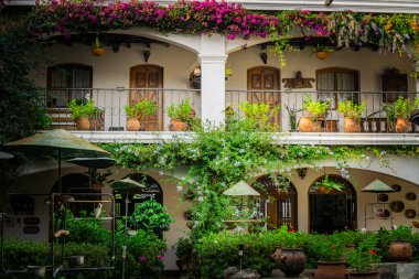 Chichicastenango, Guatemala 'daki bir binanın Çiçek Dekorasyonu