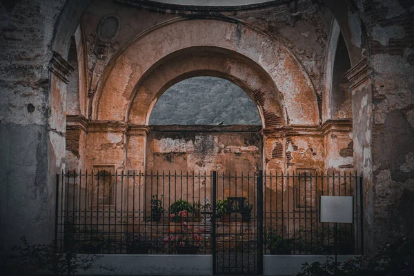 Руїни Старої Релігійної Будівлі Колонами Арками Обгородженими Металевими Воротами Антигуа — стокове фото