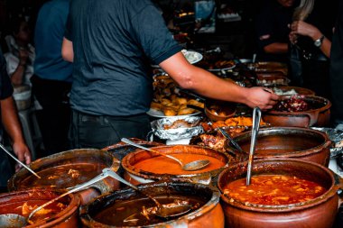 Büyük kır çömleklerinde servis edilen çeşitli geleneksel Guatemala yemekleri.