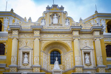 Antigua Guatemala şehrinde bulunan La Merced Kilisesi ve Manastırı.