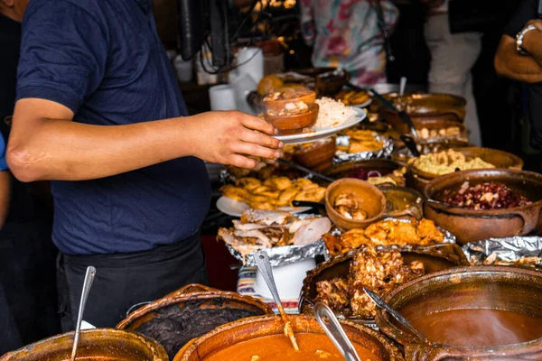 Büyük kır çömleklerinde servis edilen çeşitli geleneksel Guatemala yemekleri.