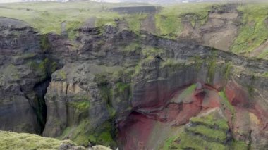 Thorsmork 'tan Landmannalaugar' a kadar Laugavegur Patikası 'nda kanyonları, dağları ve bitkileri olan İzlanda arazisi manzarası