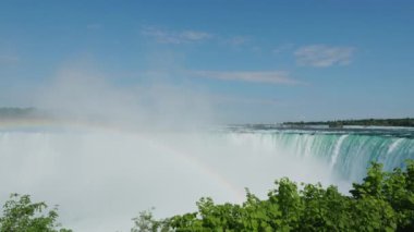 At nalı düşüşü, Niagara Amerika Birleşik Devletleri ve Kanada arasında düşer..