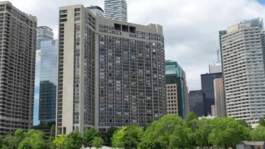 Yüksek binalar, Finans Bölgesi 'nin gökdelenleri ve feribottan Toronto Limanı manzarası