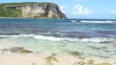 Karayipler 'in Guadeloupe kıyı bölgesinde dalgalar ve kayalık uçurumlarla dolu.