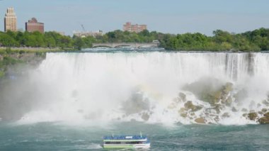 Niagara Şelalesi 'nin Niagara Nehri' ndeki tur teknesinin manzarası. Kanada 'dan bir sürü sis bulutuyla Horseshoe Şelalesi' ne gidiyor.