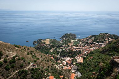 Castelmola, Sicilya 'dan havadan Akdeniz yakınlarındaki kıyı kasabası ve doğa manzarası