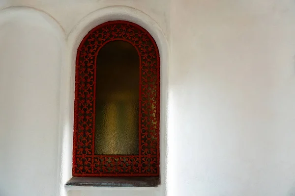 Finestra Arco Con Cornice Decorata Ferro Rosso Incastonata Una Parete — Foto Stock