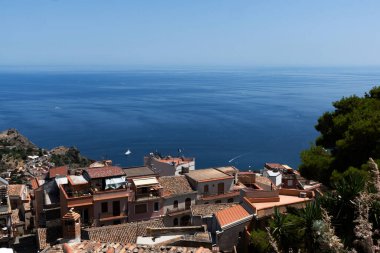 Castelmola, Sicilya 'dan havadan Akdeniz yakınlarındaki kıyı kasabası ve doğa manzarası