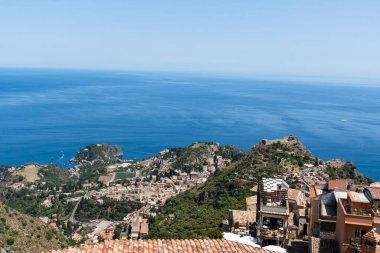 Castelmola, Sicilya 'dan havadan Akdeniz yakınlarındaki kıyı kasabası ve doğa manzarası