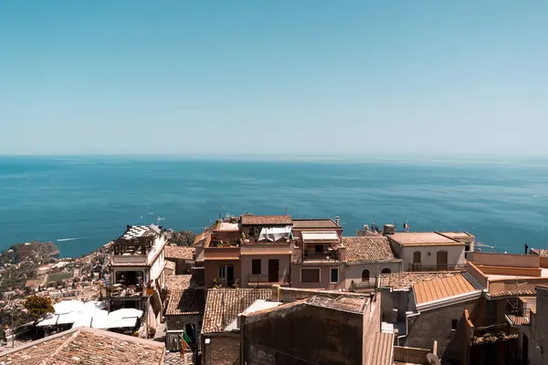 Castelmola, Sicilya 'dan havadan Akdeniz yakınlarındaki kıyı kasabası ve doğa manzarası