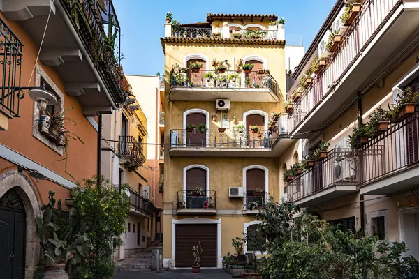 Vista Una Hermosa Ciudad Taormina Sicilia Arquitectura Edificios Con Plantas — Foto de Stock