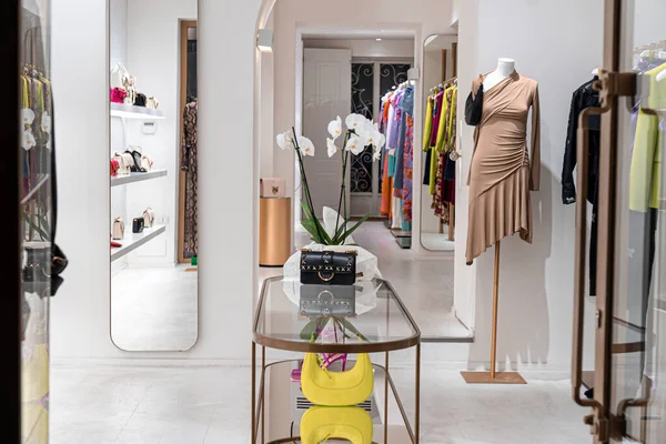Innenraum Eines Eleganten Ladens Mit Kleidung Und Handtaschen Für Frauen — Stockfoto