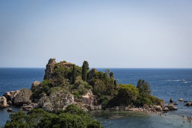 Sicilya, Taormina 'daki Isola Bella adası manzarası. Etrafı turistlerle çevrili.