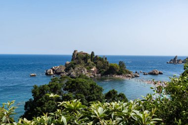 Sicilya, Taormina 'daki Isola Bella adası manzarası. Etrafı turistlerle çevrili.