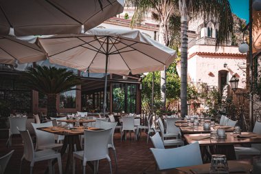 Sicilya, Taormina 'da açık havada bir restoran ya da kafe yemek. Yemek için masa ayarları