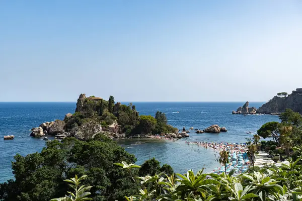 Sicilya, Taormina 'daki Isola Bella adası manzarası. Etrafı turistlerle çevrili.