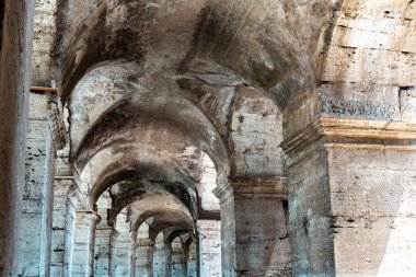 Roma, İtalya 'daki Roma Kolezyumu' nun girişindeki geçit kemerinin yıkıntıları.