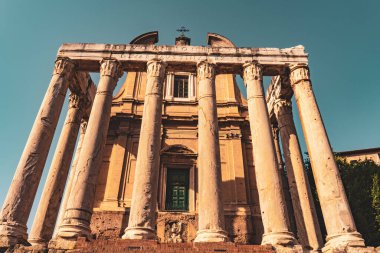 Antoninus ve Faustina Tapınağı Roma 'da antik bir Roma tapınağıdır ve Roma Roma' nın Forum Roma bölgesindeki Miranda 'daki San Lorenzo Katolik kilisesine uyarlanmıştır.