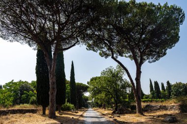 İtalya 'da Appian yolu denilen antik Roma yolu. En önemli antik Roma yolları asker tedarik etmek için yapılmıştır.
