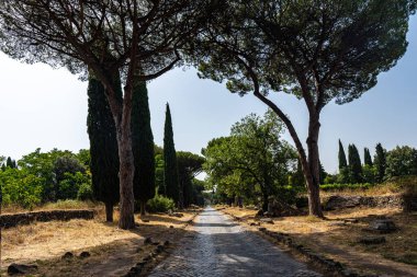 İtalya 'da Appian yolu denilen antik Roma yolu. En önemli antik Roma yolları asker tedarik etmek için yapılmıştır.