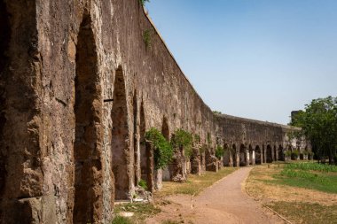 Parco degli Acquedotti, Roma 'da Appian Yolu' nun bir parçası olan bir parktır. Roma su kemerlerinin kalıntıları.