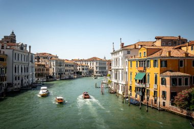 Venedik, İtalya 'da eski binaların olduğu manzara kanalı. Ulaşım aracı olarak tekneler