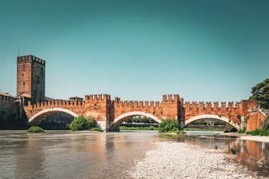 İtalya 'nın Verona kentindeki Adige nehri üzerindeki ortaçağ Castelvecchio Köprüsü manzaralı Verona şehri manzarası