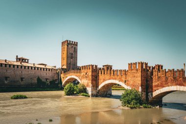 İtalya 'nın Verona kentindeki Adige nehri üzerindeki ortaçağ Castelvecchio Köprüsü manzaralı Verona şehri manzarası