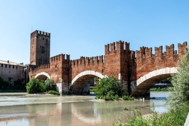 İtalya 'nın Verona kentindeki Adige nehri üzerindeki ortaçağ Castelvecchio Köprüsü manzaralı Verona şehri manzarası