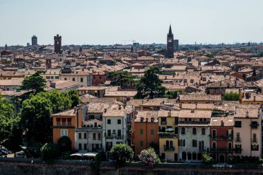 Verona şehri manzarası. İtalya, Verona 'daki Adige nehri üzerindeki renkli konut binaları
