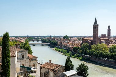 Verona şehri manzarası. İtalya, Verona 'daki Adige nehri üzerindeki renkli konut binaları