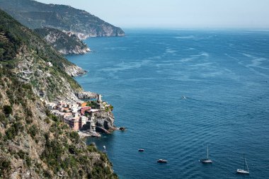 Cinque Terre, İtalya 'daki Corniglia manzarası. Sahilde küçük güzel bir kasaba