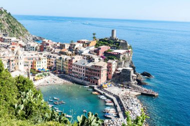 Vernazza manzarası, Cinque Terre, İtalya 'nın küçük balıkçı köylerinden biri. Sahilde küçük güzel bir kasaba