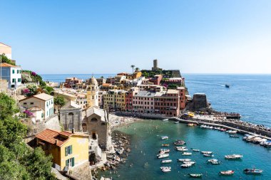 Vernazza manzarası, Cinque Terre, İtalya 'nın küçük balıkçı köylerinden biri. Sahilde küçük güzel bir kasaba