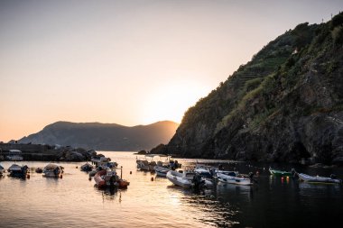 Liguarian Denizi üzerinde gün batımı. Vernazza 'da demirli tekneler. Cinque Terre 'de doğa manzarası