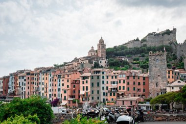 İtalya 'nın Portovenere kenti arasında tarihi mimarisi olan kıyıya yakın apartman manzarası