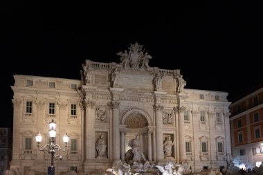 Trevi çeşmesinin Roma, İtalya 'daki manzarası. Barok tarzı mimari