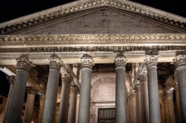 Roma, İtalya 'daki Pantheon binasının cephesi. Meşhur binanın önünde.