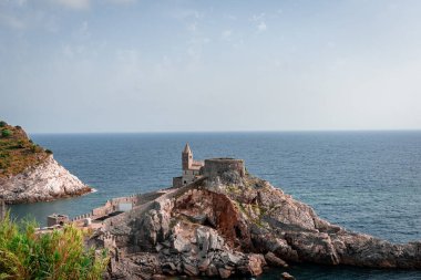 Roma Katolik Kilisesi San Pietro, İtalya 'nın La Spezia ilindeki Portovenere tepesinde görüldü.