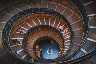 Vatikan Müzeleri 'ndeki spiral merdivenler, Vatikan Şehri, Roma, İtalya