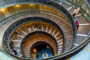 Vatikan Müzeleri 'ndeki spiral merdivenler, Vatikan Şehri, Roma, İtalya